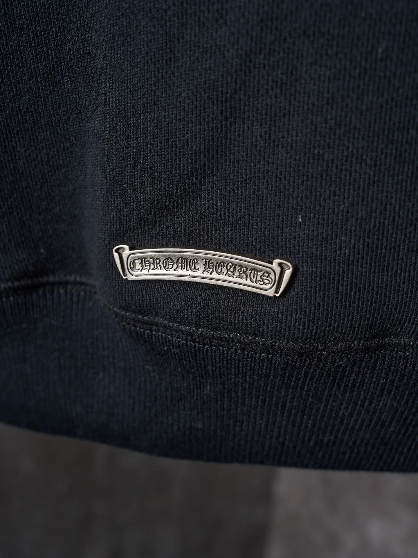 P480 Actual auction] Chrome Hearts/Ch cross logo patch embroidered hooded sweatshirt [Ready stock] S M L XL custom-made heavy fortress interwoven air cotton, full of texture, thick and solid, with classic black as the curtain, giving deep sensory luxury. With the Chrome heart cross patch embroidery decoration on the chest, it becomes the ultimate interpretation of dark gothic style. CH Gothic font is the finishing touch on the back panel, making the totem the thorn in your spirit. The logo iron plate sways slightly with the swing of the body, adding a sense of movement and vitality. It is unobtrusive but has an indescribable aura. It interprets the perfect blend of retro and luxury. It adopts imported machine appliqué embroidery technology and uses advanced computer control systems and precise mechanical components to realize the Chrome Hearts logo appliqué embroidery operation. It presents an embroidery effect with both clarity and three-dimensionality. The fabrics have been washed and have a better hand feel. They are not easy to deform, shrink or fade. Maintains long-lasting beauty with a loose fit